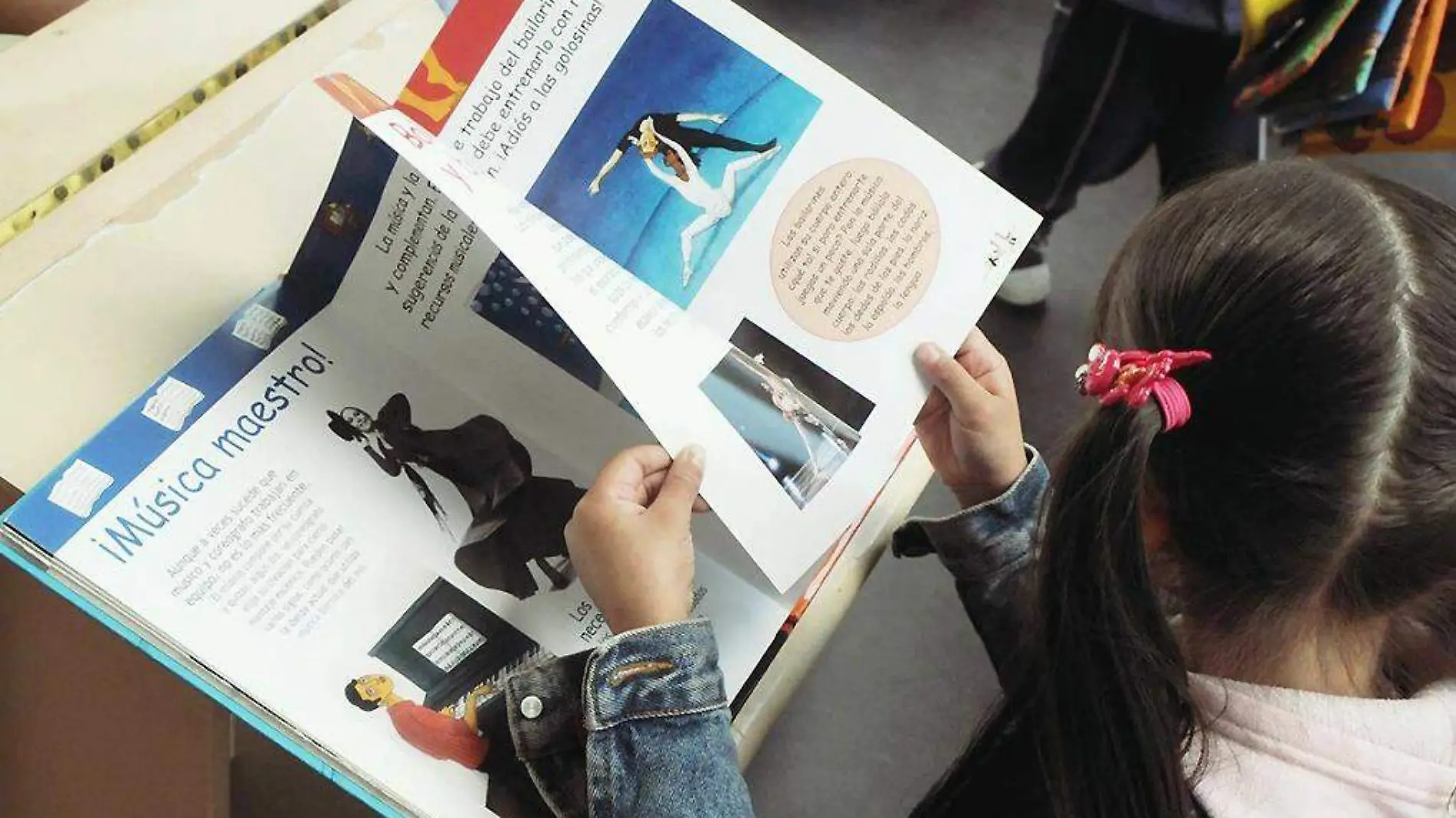 Niña hojeando un libro